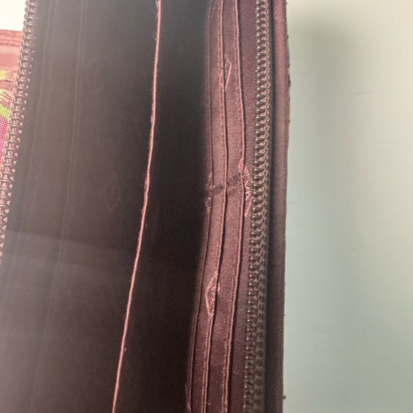 Vera Bradley Turn Lock Wallet Heirloom Paisley - Retired Pattern RFID - Picture 6 of 11